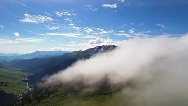 航拍草原上的云层瀑布视频的预览图